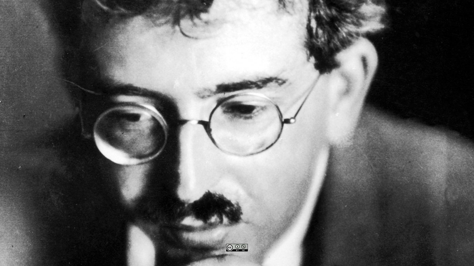 Walter Benjamin on glass and architecture